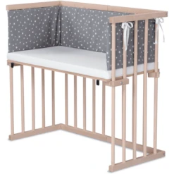 Dreamgood Beistellbett Buche Natur | Matratze Prime | Nestchen, Diamantgrau Meliert Sterne Weiß